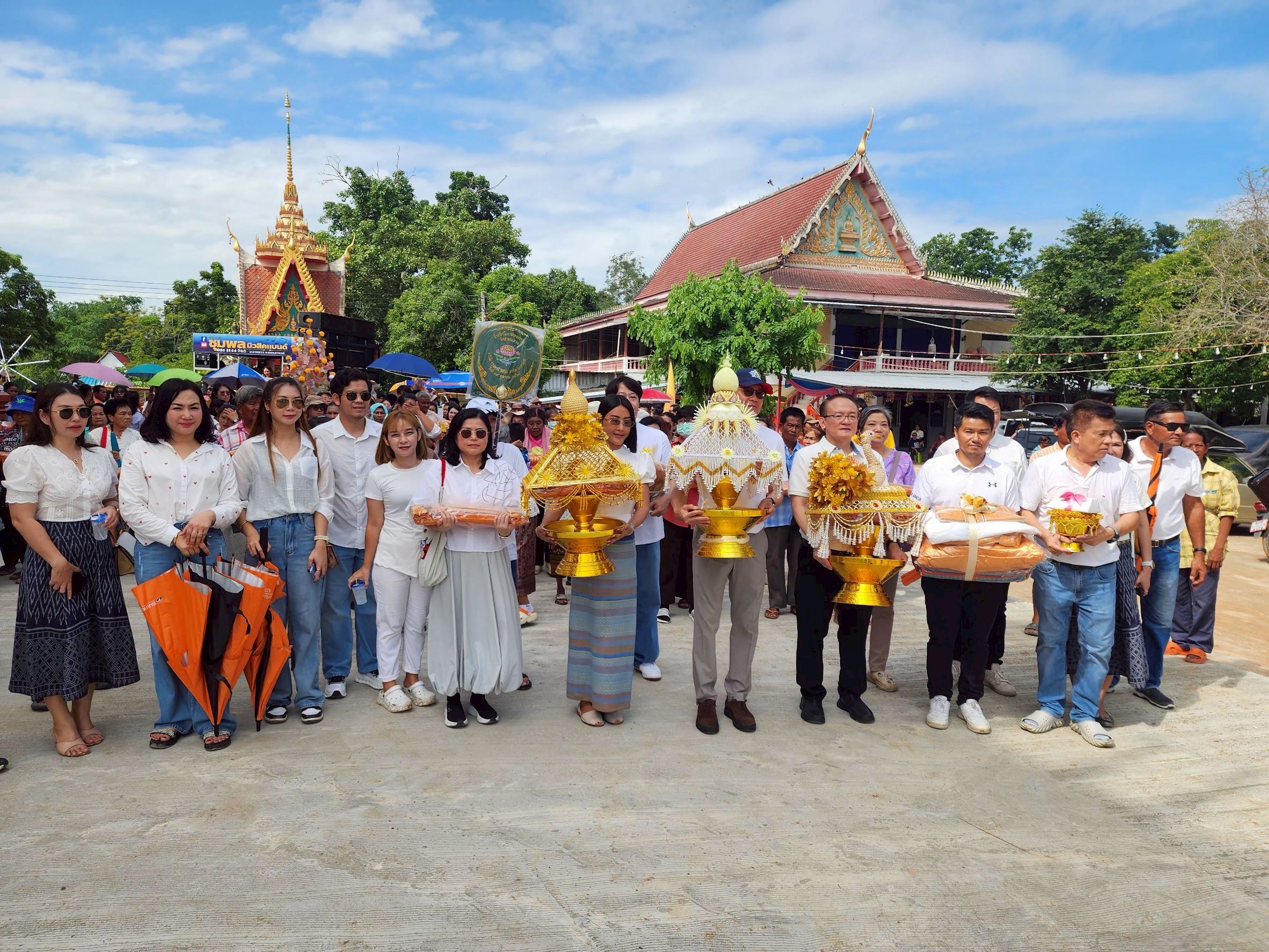 T Life ร่วมทอดผ้ากฐินสามัคคีของ ราชธานี ลิสซิ่ง